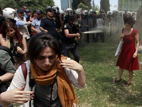 558605-protestturkeytaksimgezireuters-1370296295-909-640x480