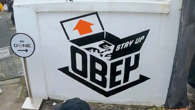 Thanks to the guys at @peaches_d8ne for putting together this video of my team and I working on murals at their space! If you’re in Korea, head to Peaches to check it out and then to @lottemuseum to view my exhibition “Eyes Open, Minds Open” on view until November 6th!
–Shepard

#OBEY #OBEYGIANT #SEOUL #KOREA #셰퍼드페어리행동하라 #롯데뮤지엄