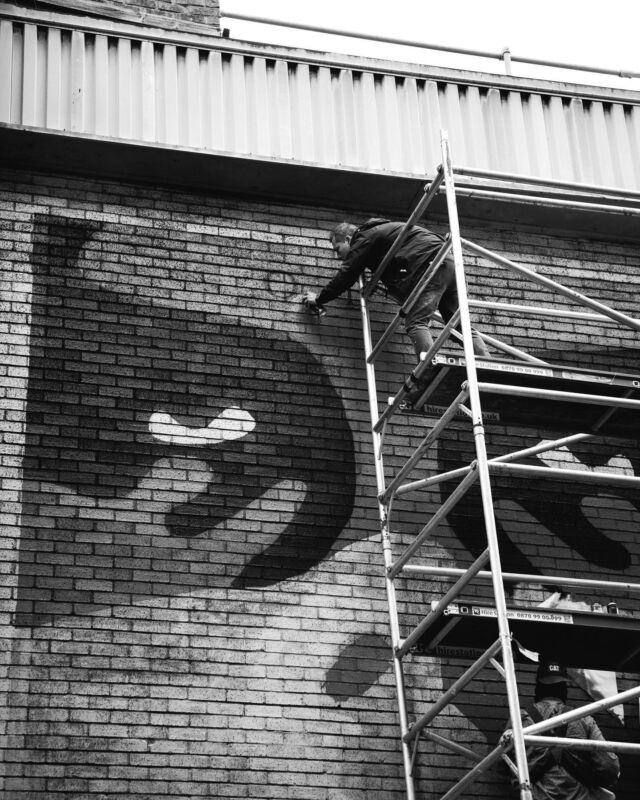 Here’s a throwback to the making of my “Shadowplay” mural outside of the Truman Brewery in London, 2019. I was excited, but anxious to execute this mural, because the halftone and gradient were new technical territory for me, but crucial to the aesthetics of the face.
–Shepard